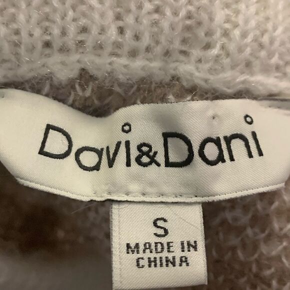 🎄Davi & Dani leopard print sweater - Picture 2 of 2